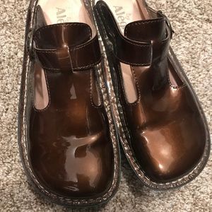 Bronze Alegria Clogs
